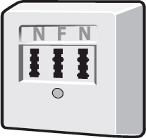 Weiße Steckdose mit drei Anschlüssen und einem kleinen Knopf, beschriftet mit N, F und N